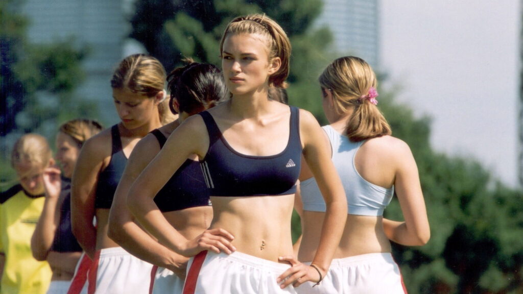Das Bild zeigt Keira Knightley in einer Szene des Films Kick It Like Beckham.
Einer der 5 besten Fußball-Filme.