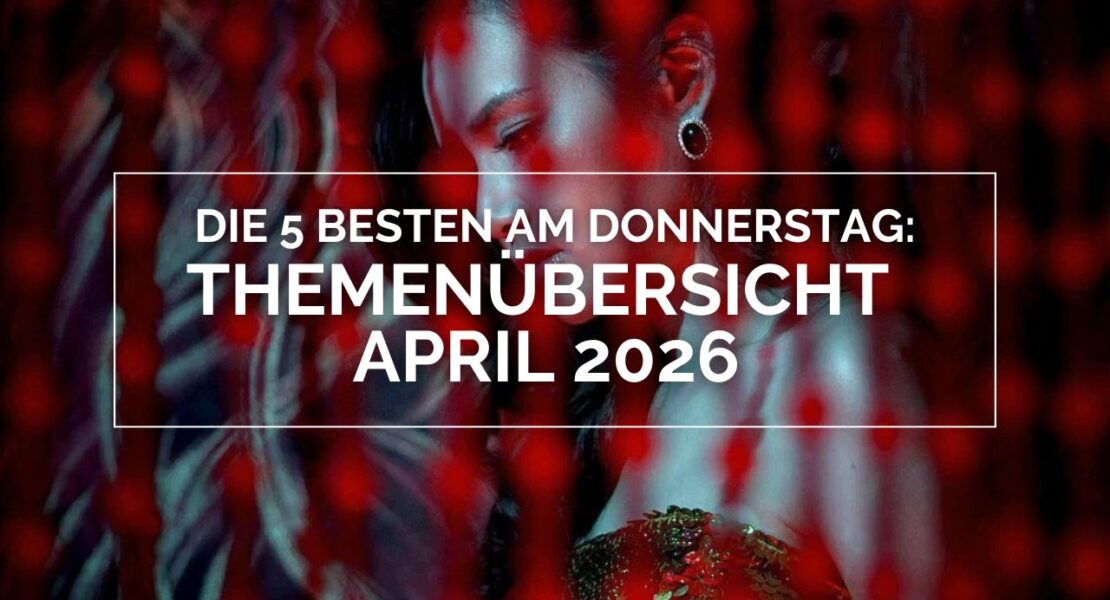 Vithaya Pansringarm in Only God Forgives, im Profil vor dramatischer Beleuchtung aus roten und blauen Neonfarben. Im Vordergrund leuchten unscharfe rote Lichtpunkte, während ein weißer Textblock mit der Themenübersicht für April 2026 über dem Bild liegt. Die Szene wirkt intensiv, stilisiert und typisch für die visuelle Ästhetik des Films.