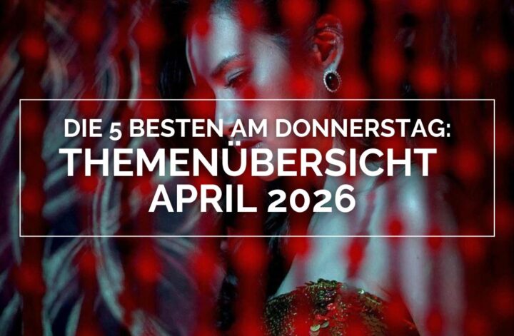Vithaya Pansringarm in Only God Forgives, im Profil vor dramatischer Beleuchtung aus roten und blauen Neonfarben. Im Vordergrund leuchten unscharfe rote Lichtpunkte, während ein weißer Textblock mit der Themenübersicht für April 2026 über dem Bild liegt. Die Szene wirkt intensiv, stilisiert und typisch für die visuelle Ästhetik des Films.