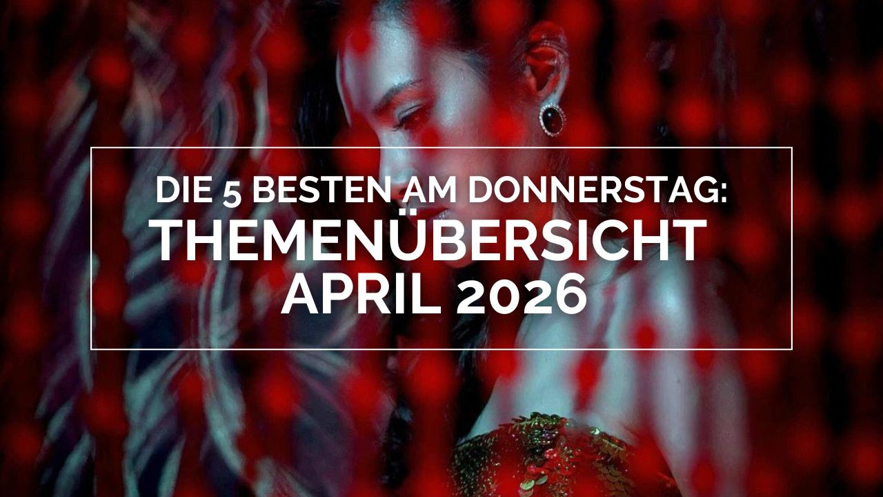 Vithaya Pansringarm in Only God Forgives, im Profil vor dramatischer Beleuchtung aus roten und blauen Neonfarben. Im Vordergrund leuchten unscharfe rote Lichtpunkte, während ein weißer Textblock mit der Themenübersicht für April 2026 über dem Bild liegt. Die Szene wirkt intensiv, stilisiert und typisch für die visuelle Ästhetik des Films.