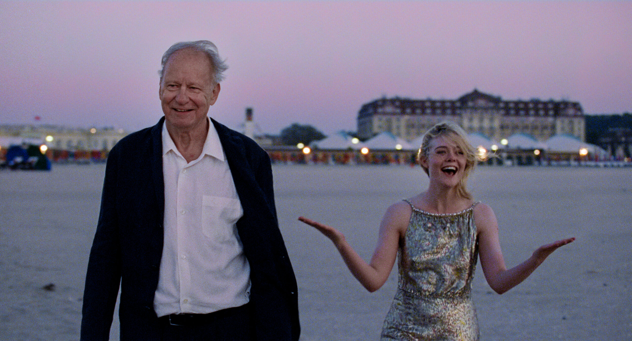 Das Bild zeigt Elle Fanning und Stellan Skarsgård in einer Szene des Films Sentimental Value.