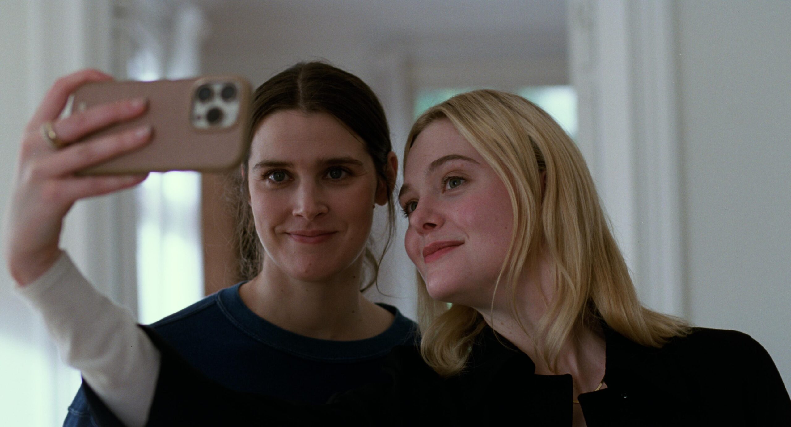 Das Bild zeigt Elle Fanning und Inga Ibsdotter Lilleaas in einer Szene des Films Sentimental Value.
