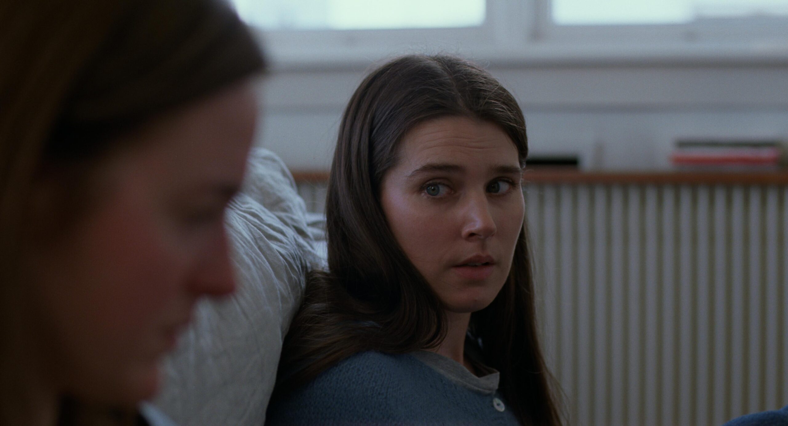 Das Bild zeigt Inga Ibsdotter Lilleaas in einer Szene des Films Sentimental Value.