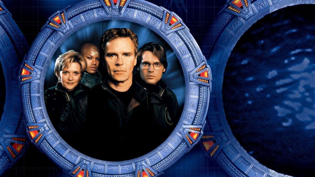 Das Team von Stargate SG-1 innerhalb eines stilisierten Stargates. | Top 5 Technologien aus Serien