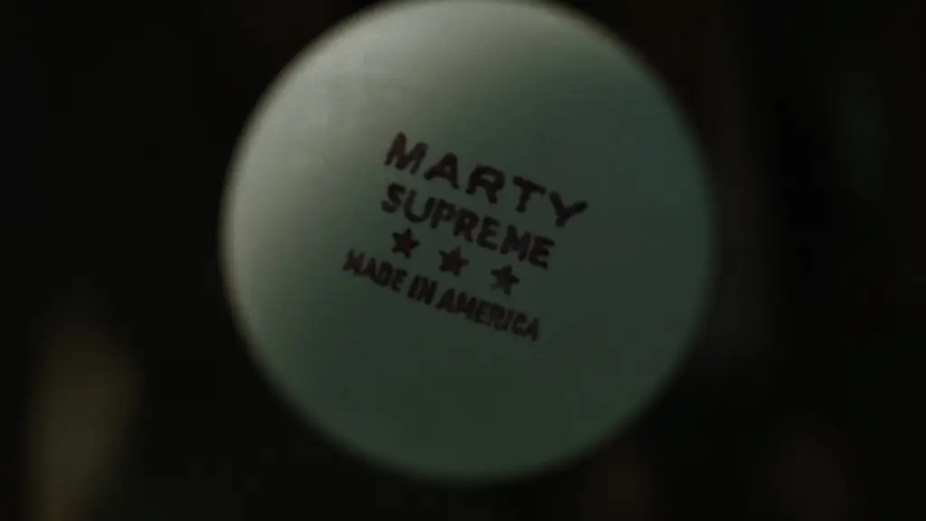 Das Bild zeigt ein Tischtennisball in ultra closeup | Marty Supreme