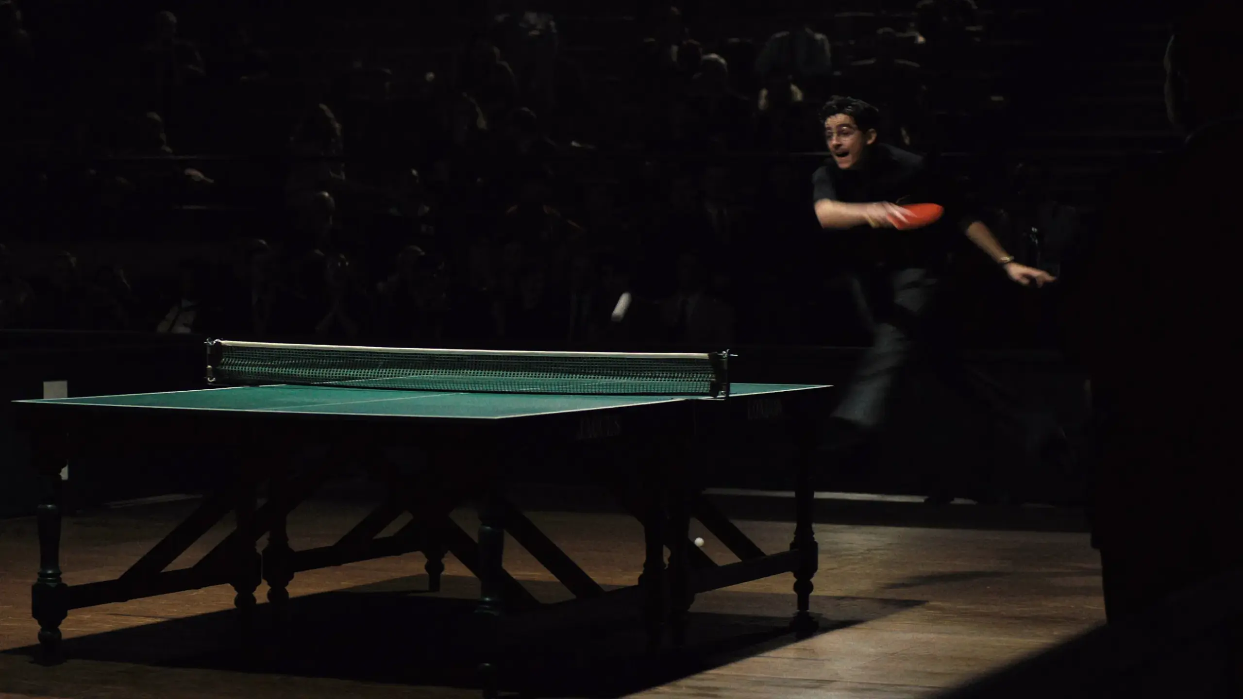 Das bild zeigt ein einen jungen Tischtennisspieler während eines Sprung-schmetter-schlags | Marty Supreme