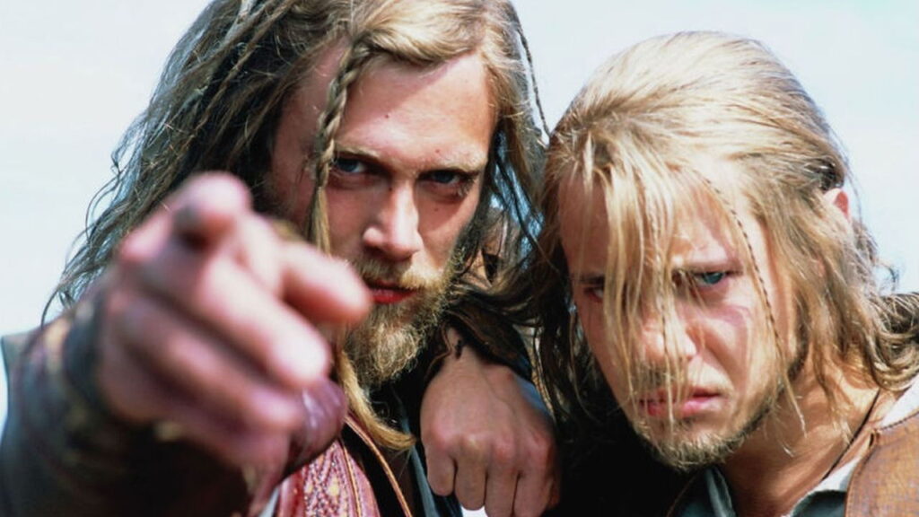 Klaus Störtebeker (Ken Duken) mit einem weiteren Person. Störtebeker zeigt auf die Zuschauenden. | Die 5 besten Filme mit Piraten