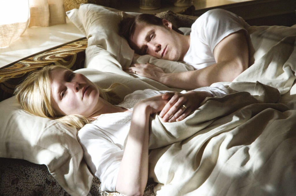 Das Bild zeigt David Marks (Ryan Gosling) und Katie Marks (Kirsten Dunst) gemeinsam im Ehebett. Ihr Blick ist melancholisch, er wirkt nachdenklich. Die Szene ist aus dem Film All Beauty Must Die | Media Monday #772