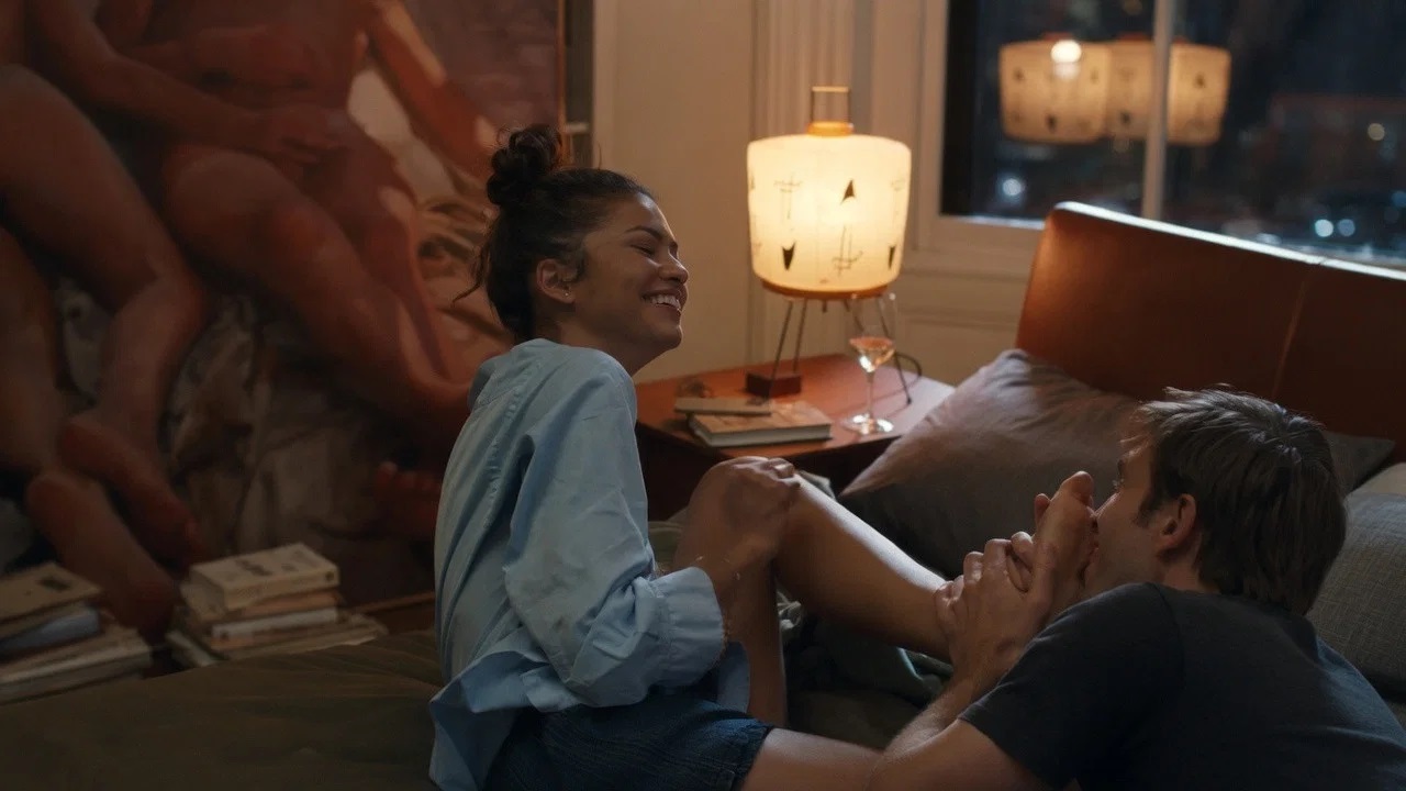 Das Bild zeigt Emma (Zendaya) und Charlie (Robert Pattinson) ausgelassen in ihrer Wohnung