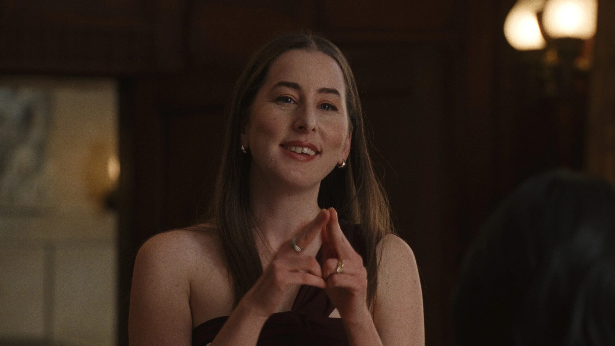 Das Bild zeigt Rachel (Alana Haim) bei ihrer Trauzeuginnenrede an Charlies und Emmas Hochzeit
