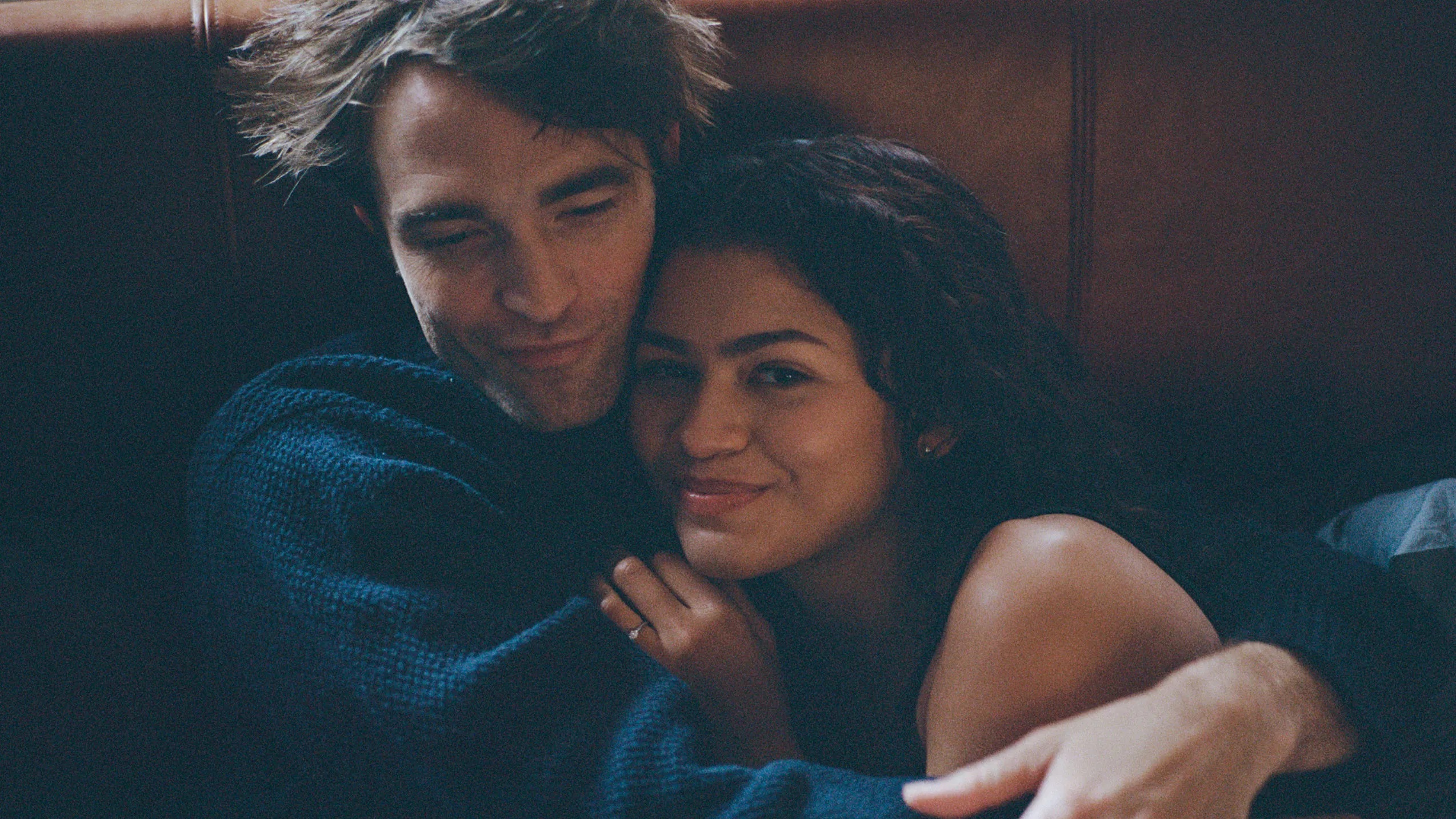 Das Bild zeigt Charlie und Emma aus Das Drama eng umschlungen
