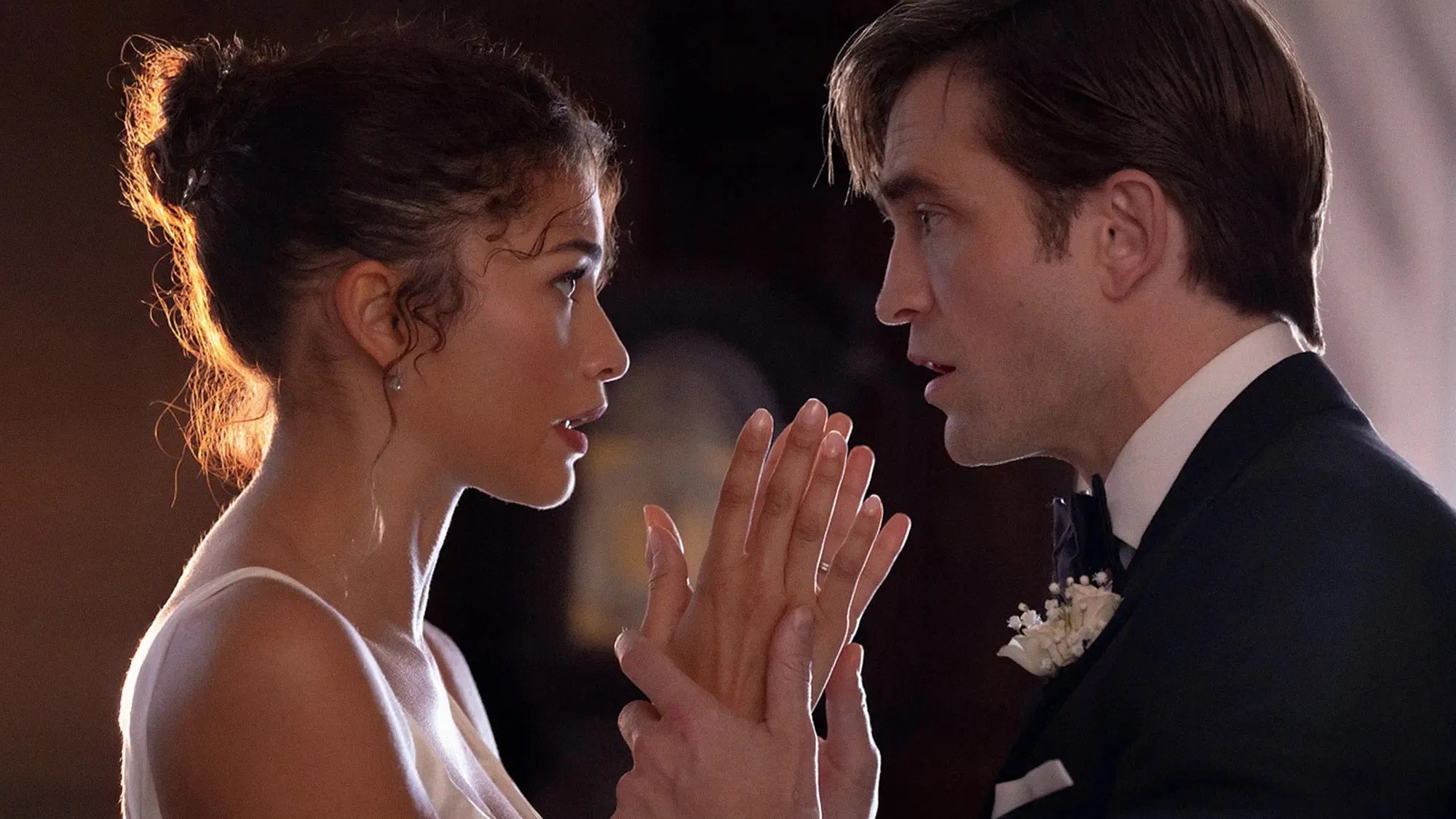 Emma Harwood (Zendaya) und Charlie Thompson (Robert Pattinson) an ihrem Hochzeitstag in einem emotionalen Gespräch