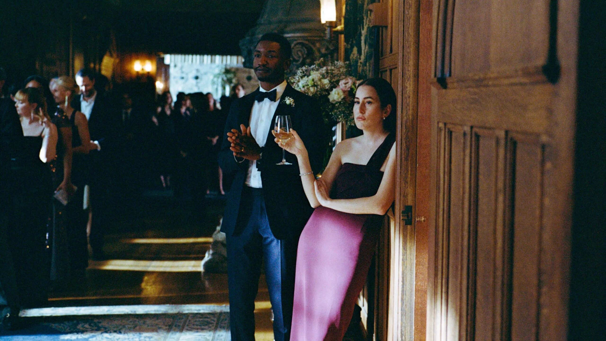 Das Bild zeigt Mike (Mamoudou Athie) und Rachel (Alana Haim) aus dem Film Das Drama, bei der Hochzeit