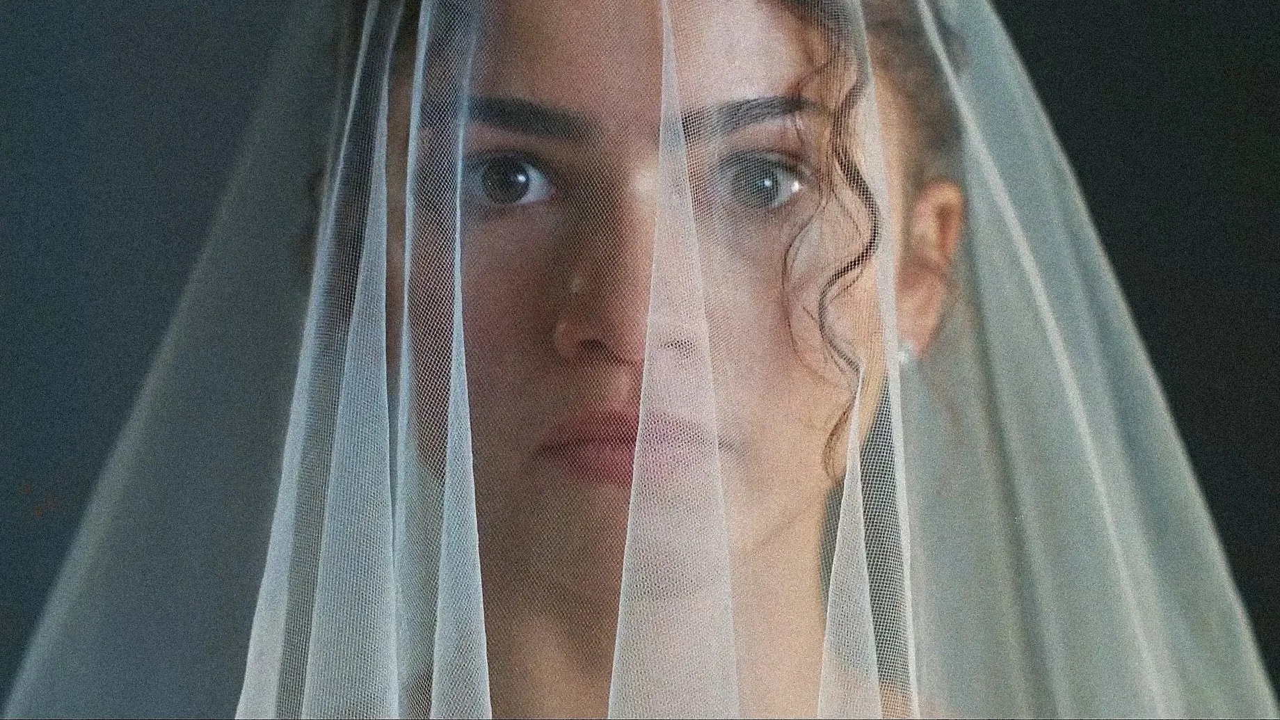 Zendaya in Das Drama unter einem transparenten weißen Schleier, weich ausgeleuchtet in einer emotionalen Nahaufnahme.