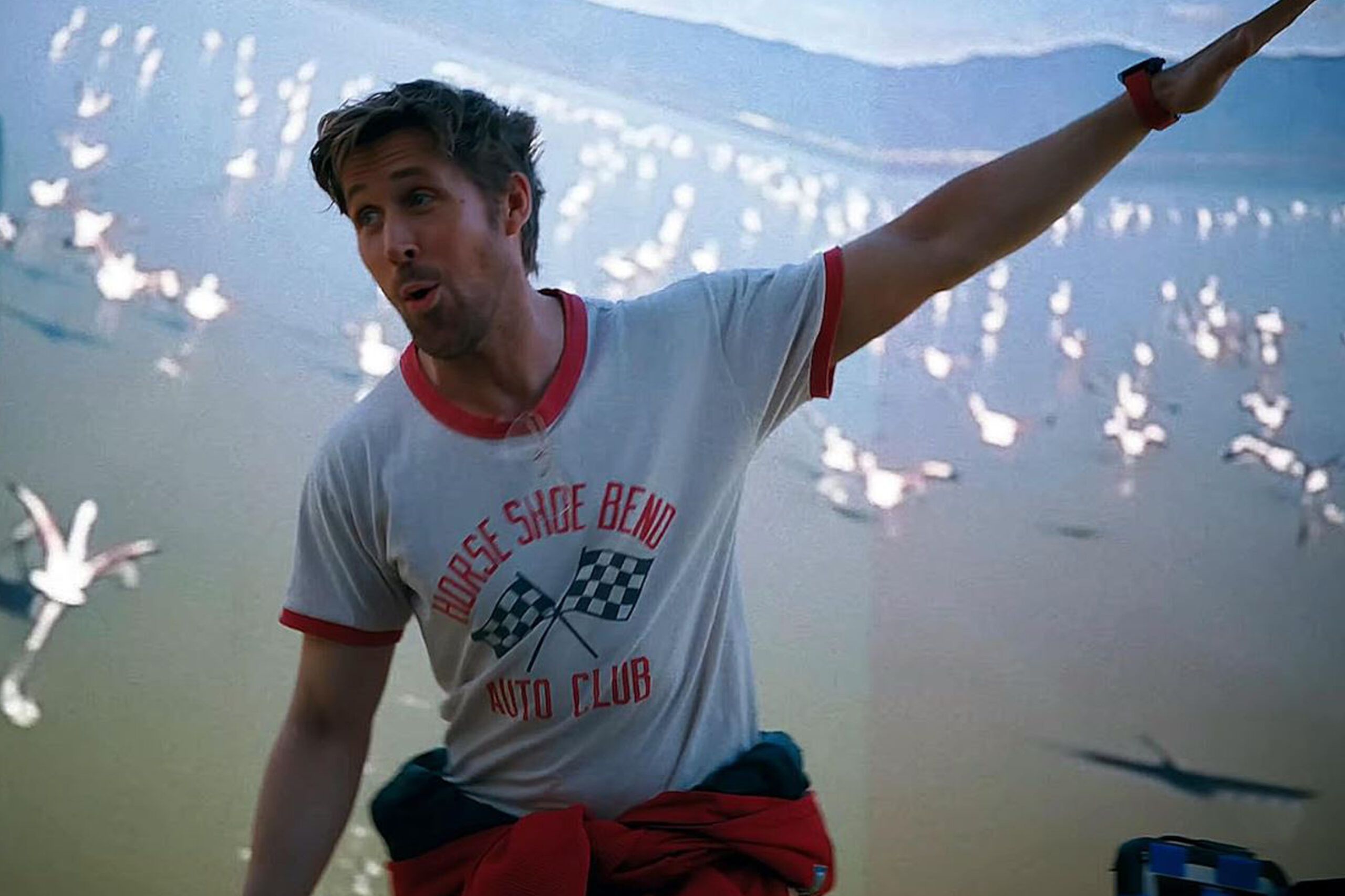 Ryan Gosling als Ryland Grace am See mit weißen Vögeln und Bergen, Filmszene aus Der Astronaut.