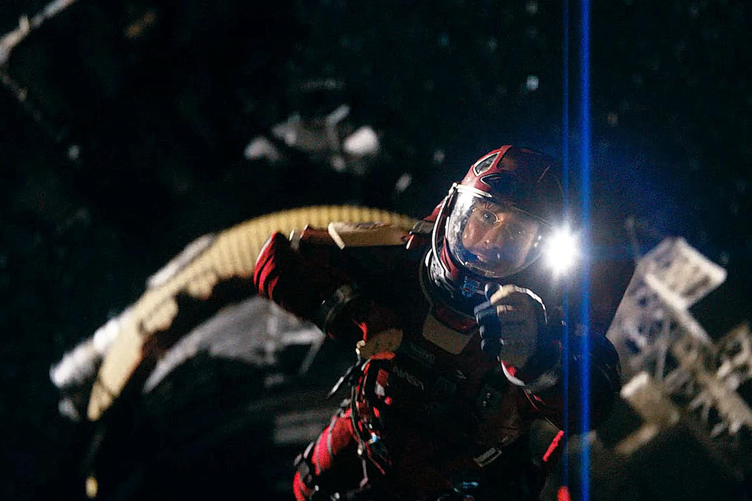 Ryan Gosling als Ryland Grace im rot‑goldenen Raumanzug schwebt vor einer Raumstation im All, Szene aus Der Astronaut.