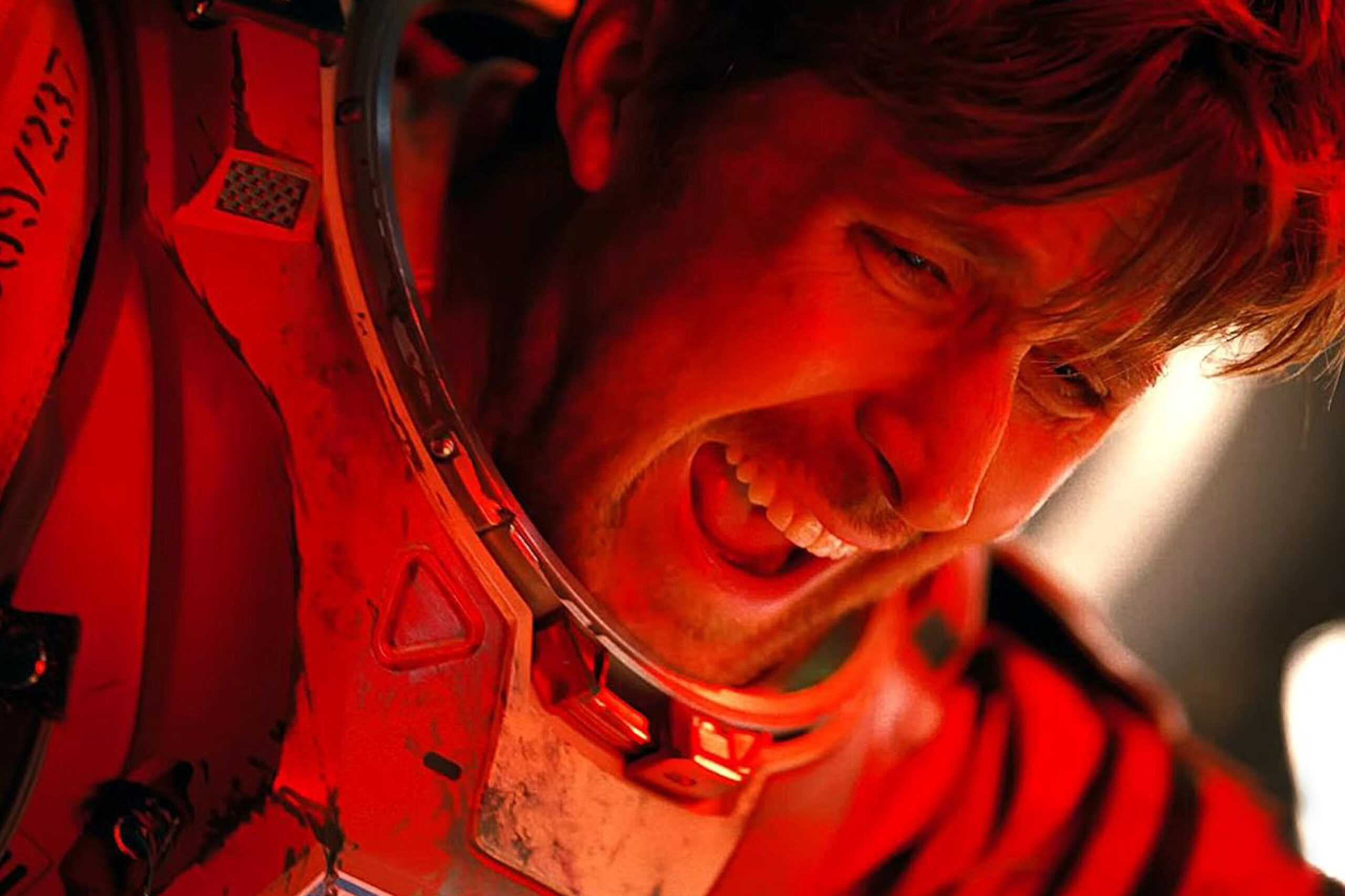 Ryan Gosling als Ryland Grace im beschädigten Raumanzug, rot beleuchtete Nahaufnahme in einer dramatischen Szene aus Der Astronaut.