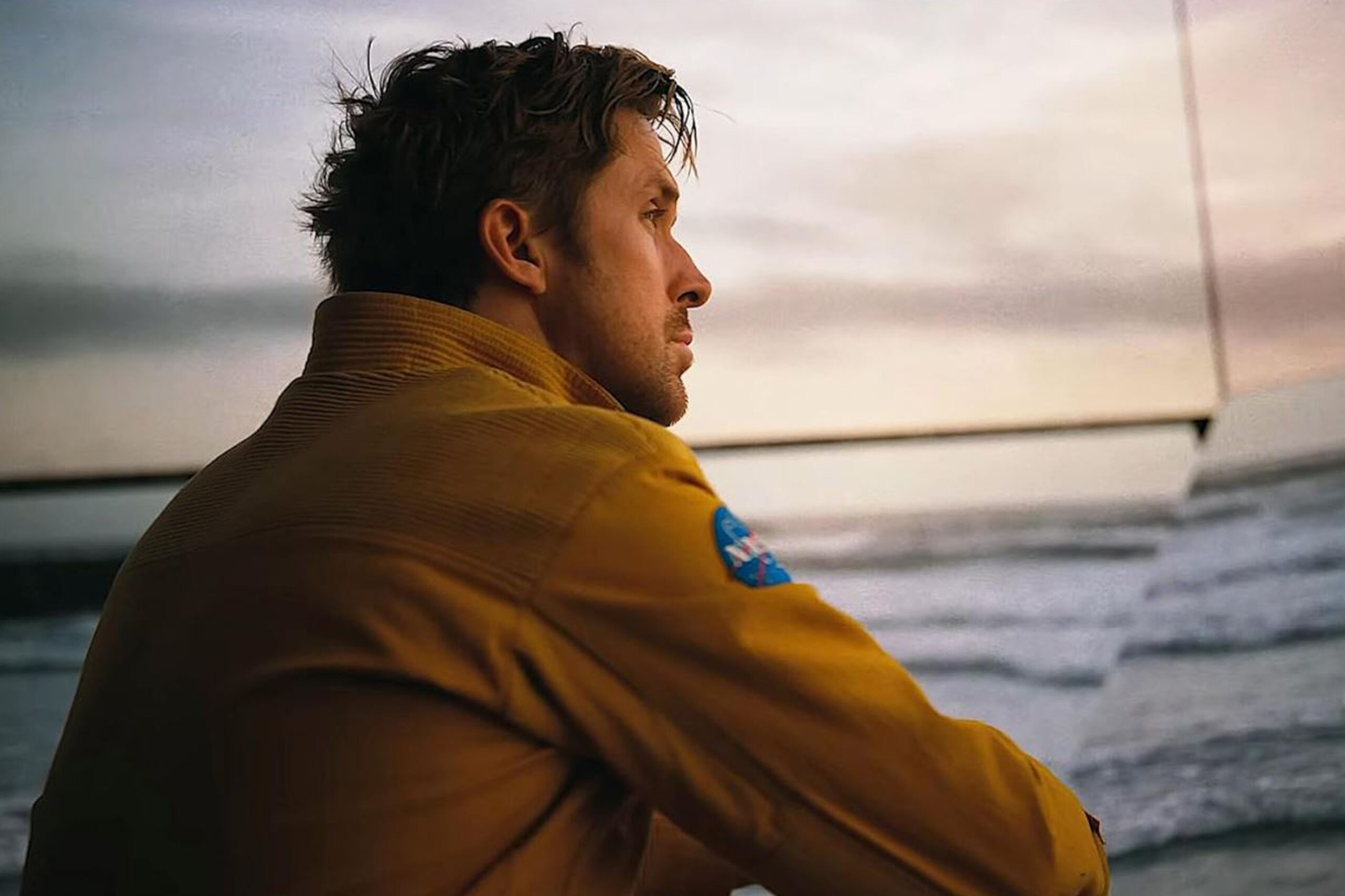 Das Bild zeigt einen nachdenklichen Ryland Grace (Ryan Gosling) im Film Der Astronaut