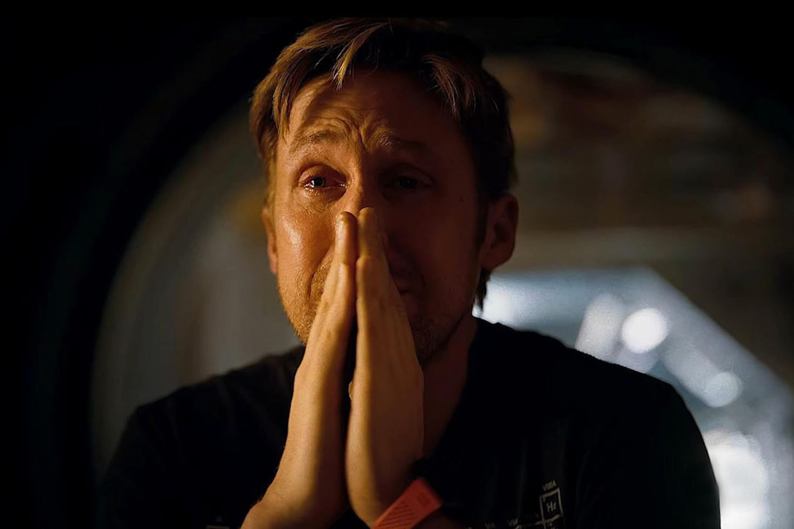 Das Bild zeigt Ryland Grace (Ryan Gosling) in einem emotionalen Moment im Film Der Astronaut