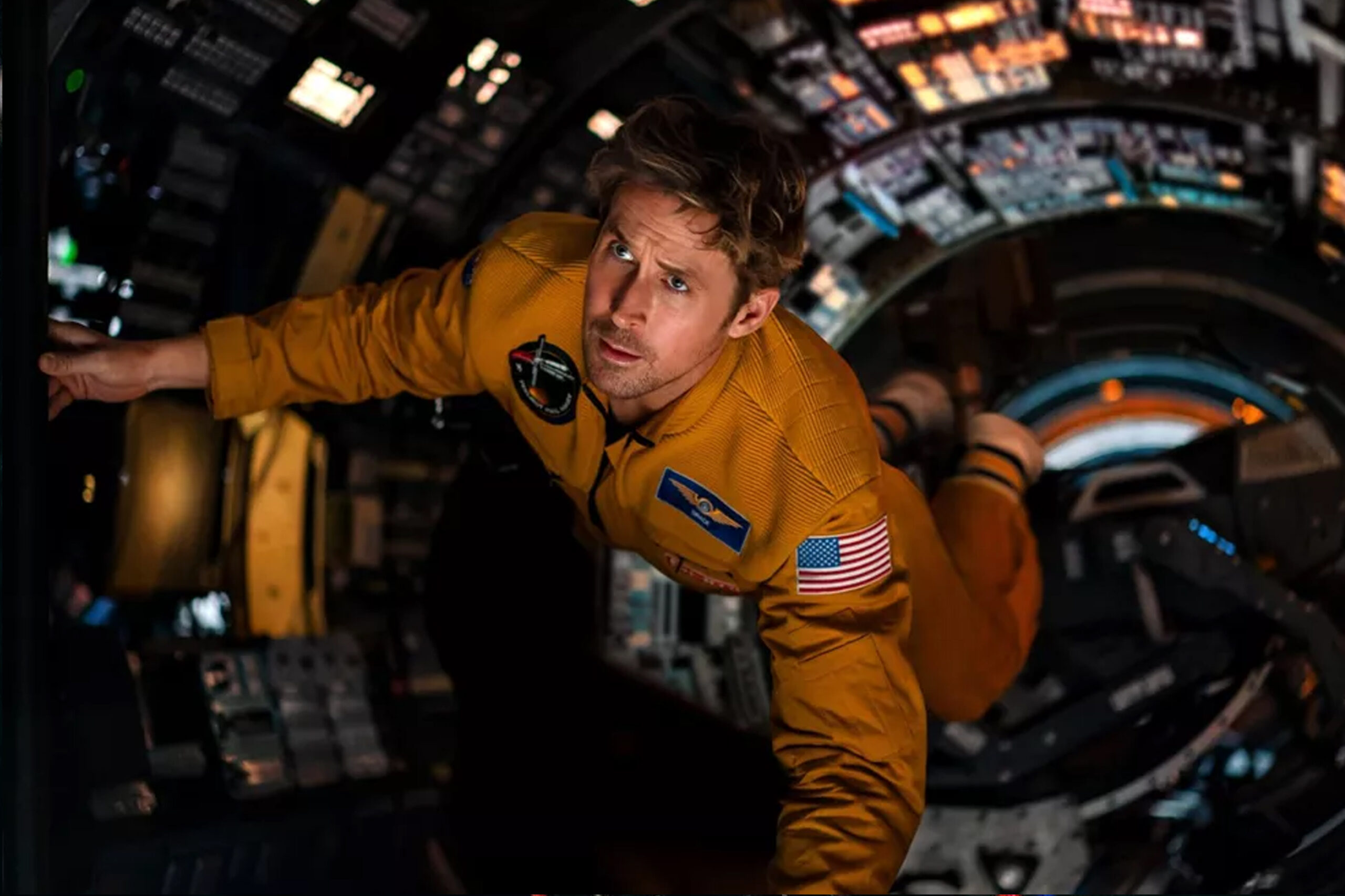 Das Bild zeigt Ryland Grace schwebend im Raumschiff Hail Mary