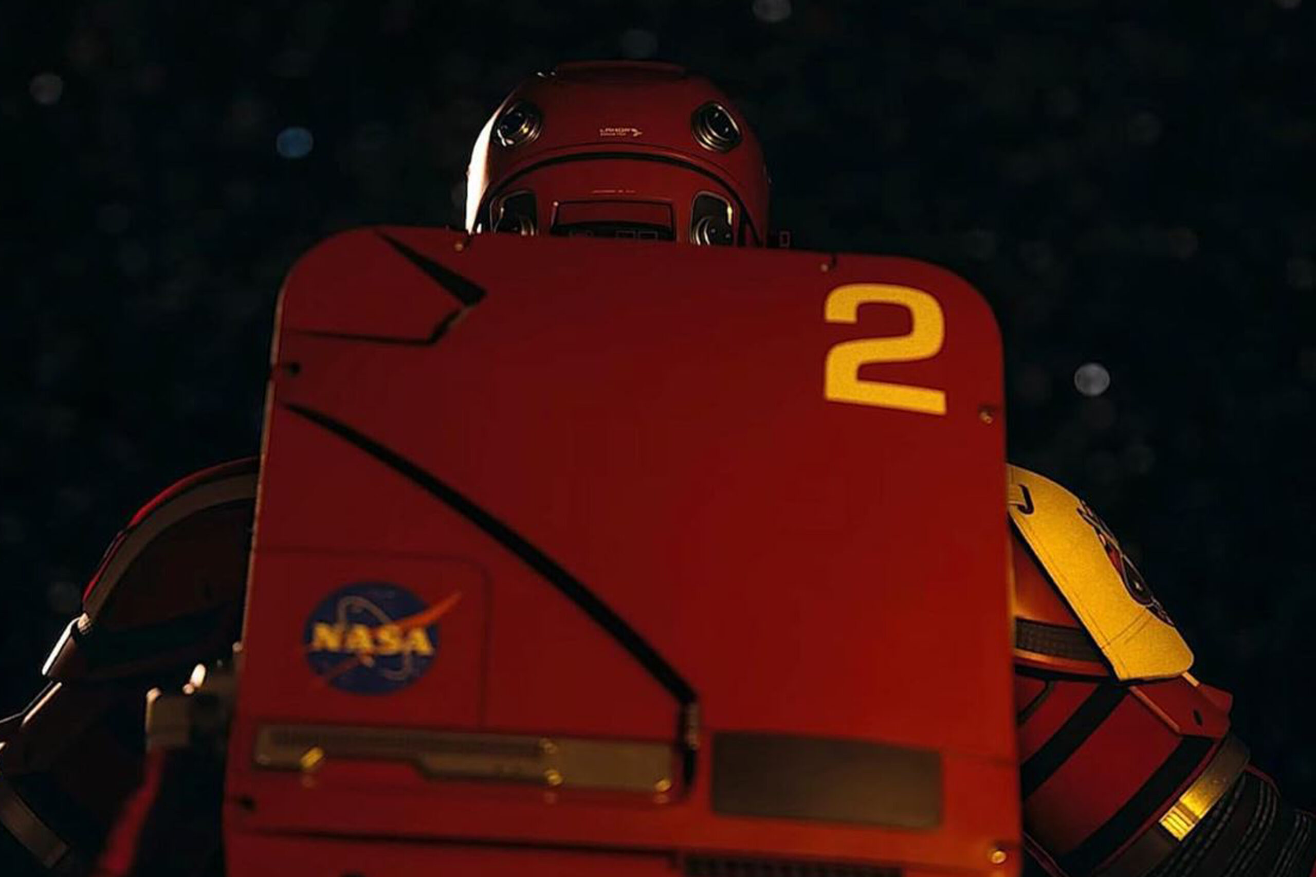 Das Bild zeigt Ryland Grace von hinten in voller Raumfahrtmontur, bereit ins Weltall hinauszutreten