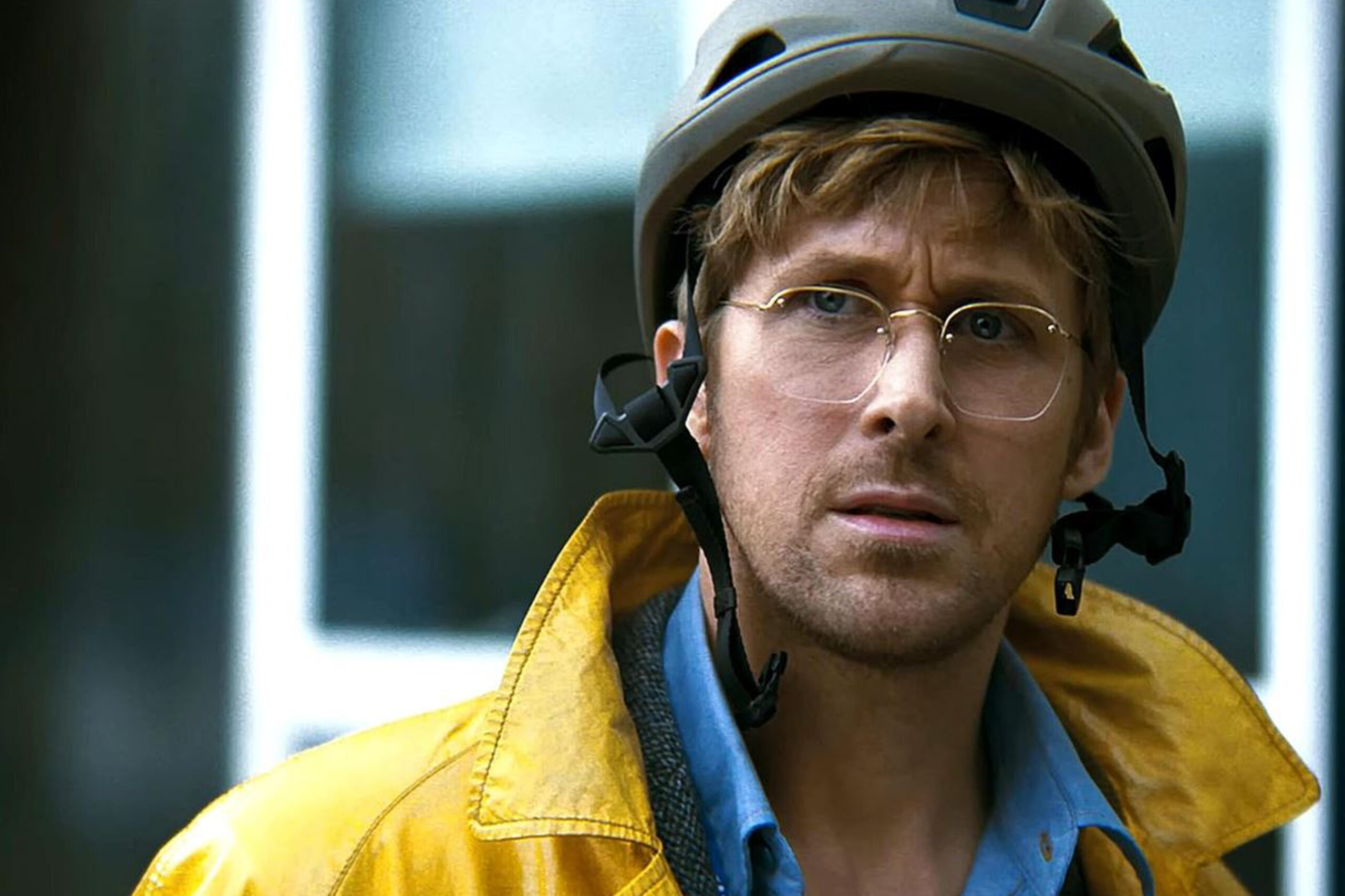 Das Bild zeigt Ryland Grace mit Fahrradhelm und irritiertem Blick