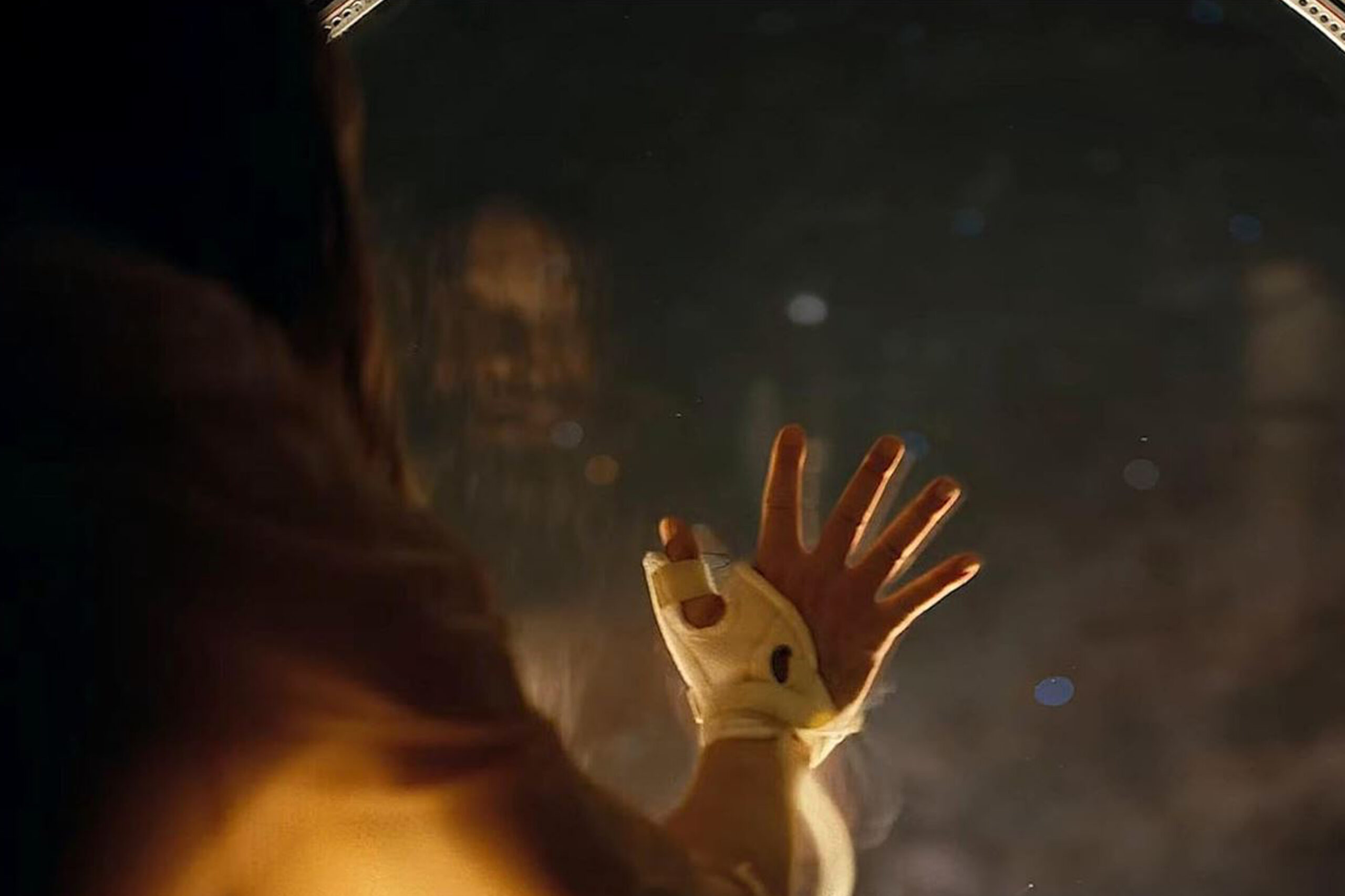 Ryland Grace (Ryan Gosling) blickt zum ersten Mal durch eine Scheibe der Hail Mary, hinaus ins Weltall und realisiert, wo er sich befindet