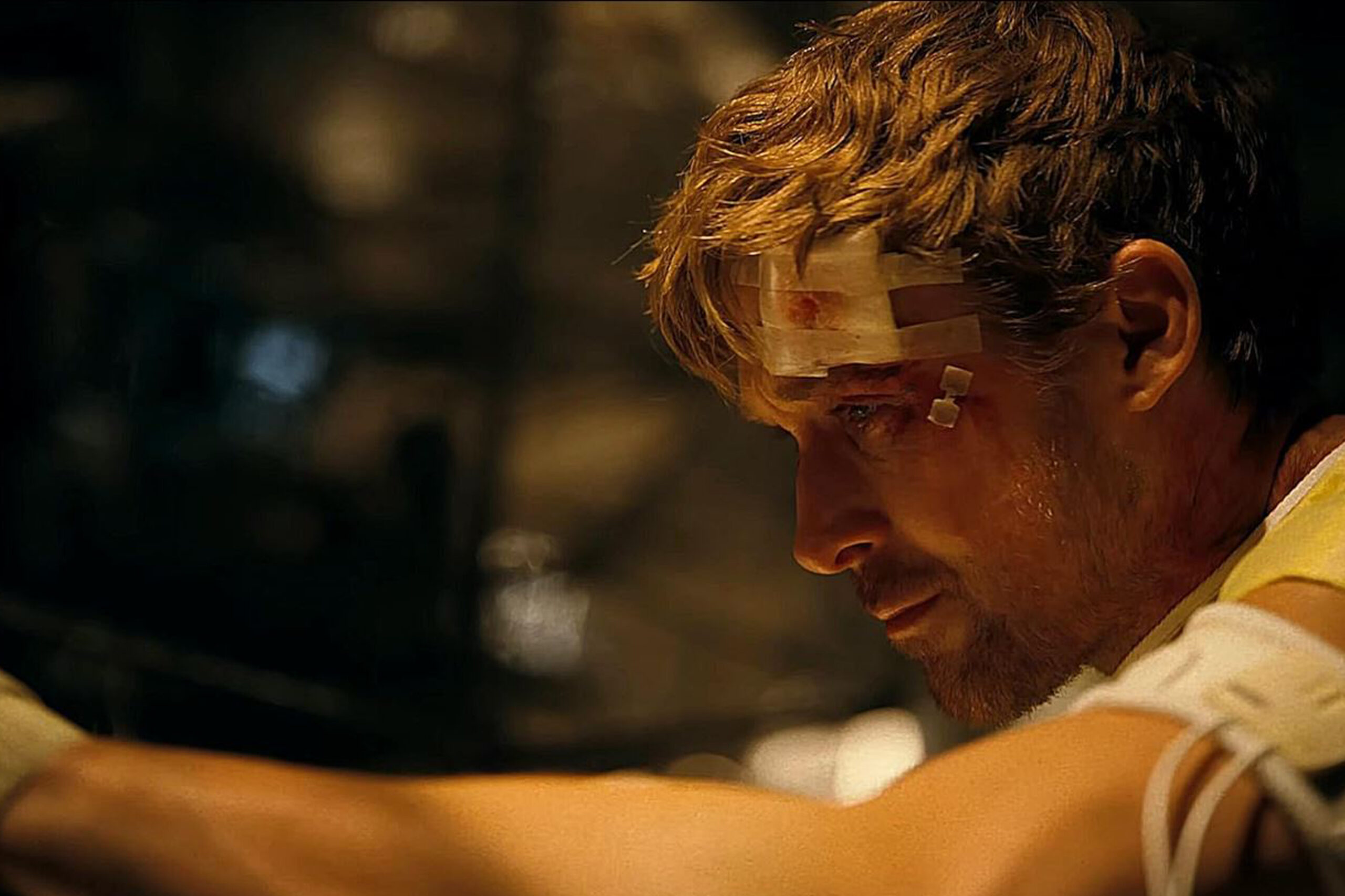 Nahaufnahme von Ryan Gosling als Ryland Grace mit Verbänden und Monitoring‑Gurten, erschöpfte Szene aus Der Astronaut.