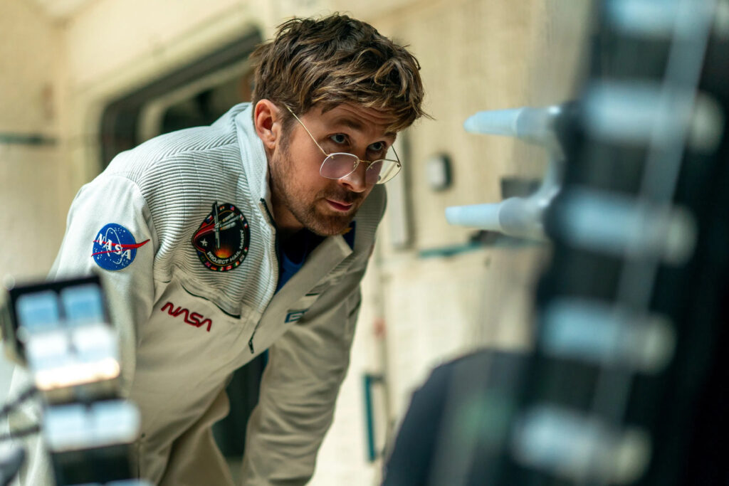 Das Bild zeigt Ryland Grace (Ryan Gosling) im weißen NASA Anzug | Media Monday #774