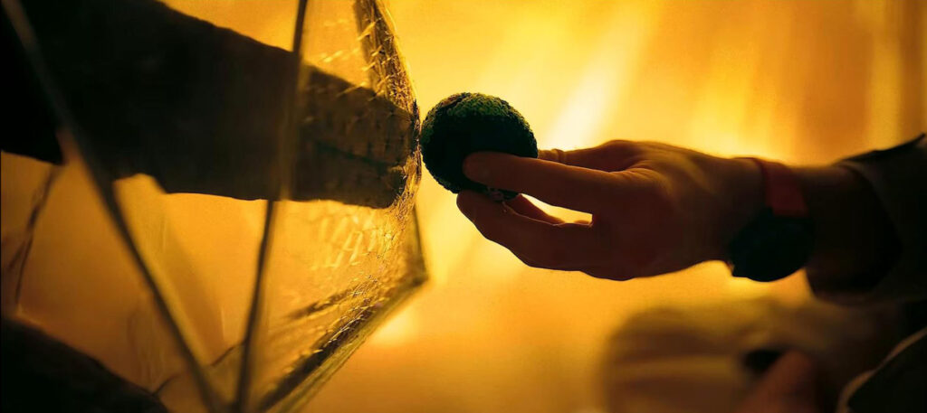 Ryland Grace schenkt Rocky die Erde in Form eines gehäkelten Balls. Eine sehr emotionale Szene aus dem Film Der Astronaut