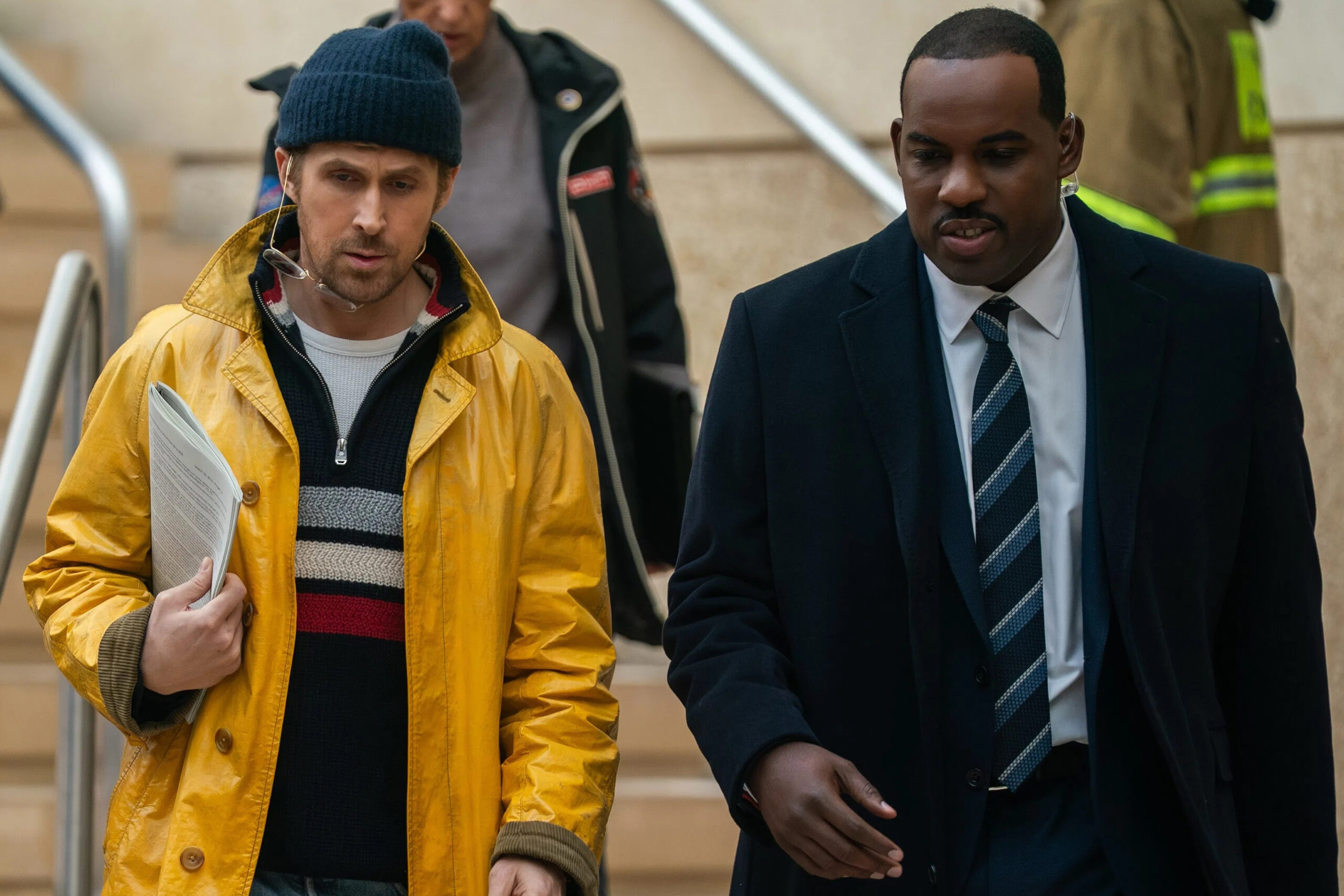 Das Bild zeigt Ryan Gosling und Lionel Boyce in einer gemeinsamen Szene im Film Der Astronaut