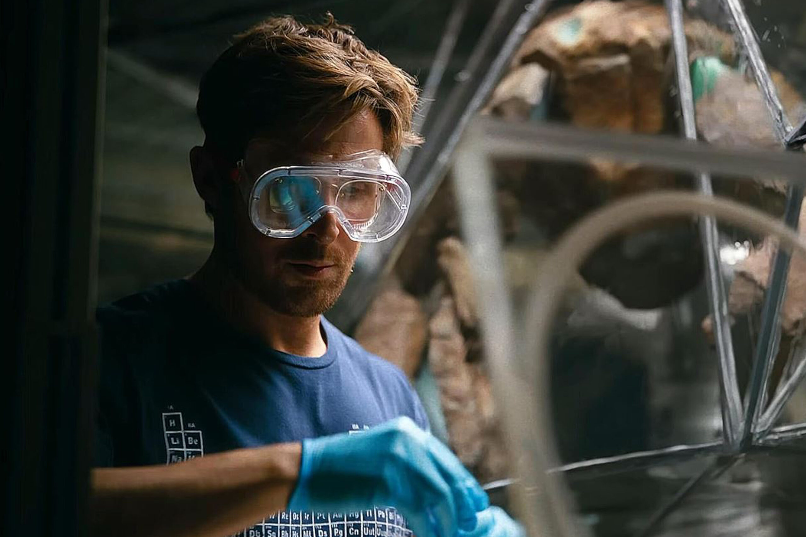 Ryan Gosling als Ryland Grace arbeitet im Labor an wissenschaftlichen Experimenten, Szene aus Der Astronaut.