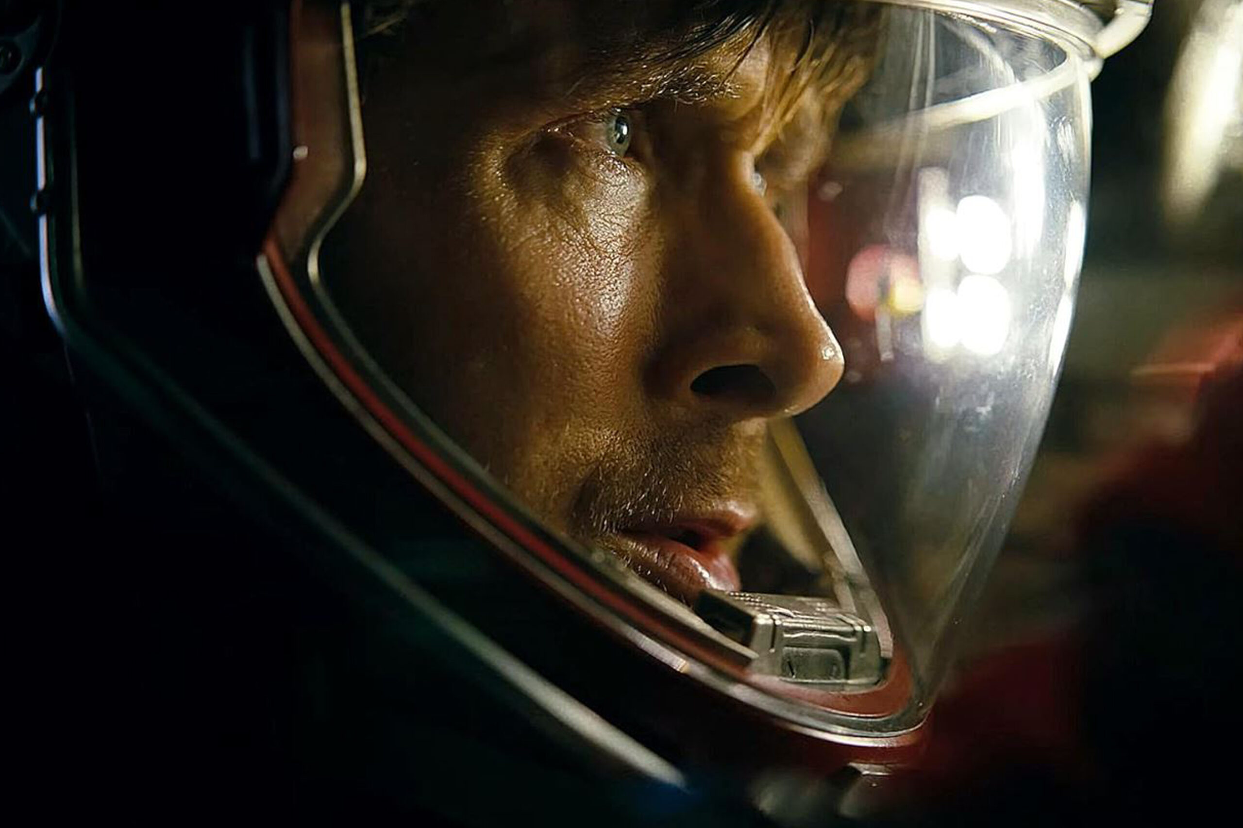 Nahaufnahme von Ryan Gosling als Ryland Grace im Raumhelm, intensiver Blick in einer Szene aus Der Astronaut.