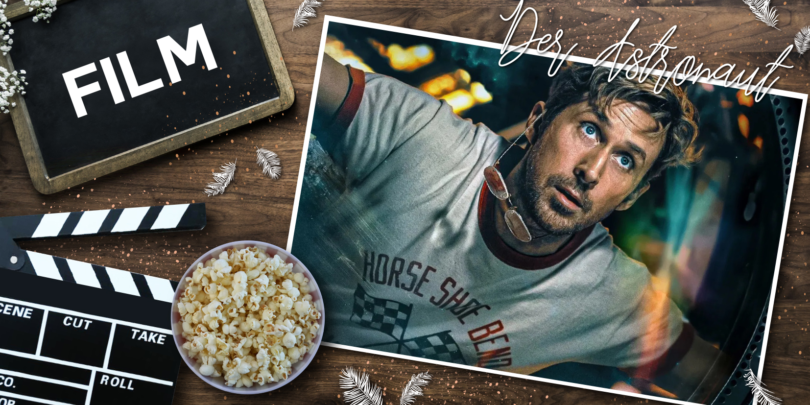 Filmstill aus Der Astronaut mit Ryan Gosling neben Filmklappe und Popcorn auf Holzuntergrund, cineastisch inszeniert.