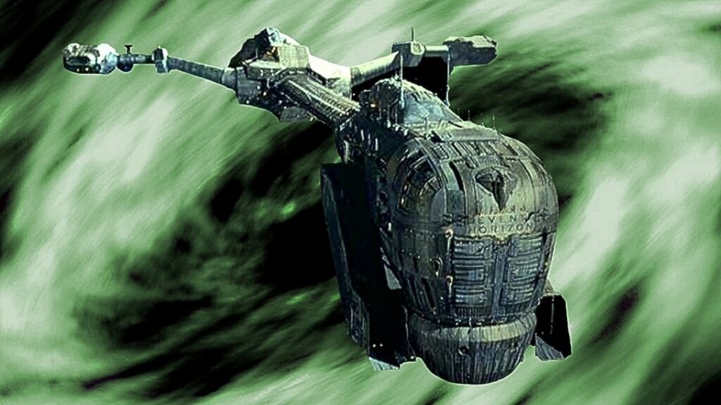 Das Bild zeigt das Raumschiff Event Horizon aus dem gleichnamigen Film, das vor einem grünen Wirbel im Weltall schwebt.