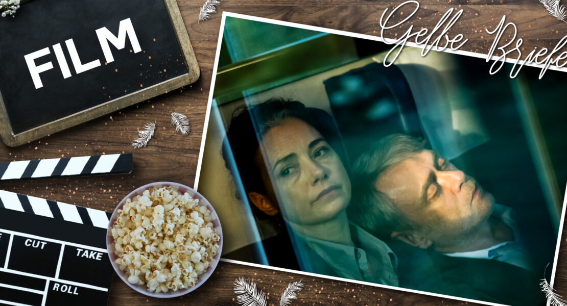 Filmklappe mit der Aufschrift ‚Film‘ und einer Schale Popcorn auf Holzuntergrund; daneben ein Foto zweier eng beieinandersitzender Personen hinter einem Fenster mit dem handschriftlichen Titel ‚Gelbe Briefe‘.