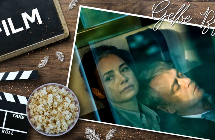 Filmklappe mit der Aufschrift ‚Film‘ und einer Schale Popcorn auf Holzuntergrund; daneben ein Foto zweier eng beieinandersitzender Personen hinter einem Fenster mit dem handschriftlichen Titel ‚Gelbe Briefe‘.