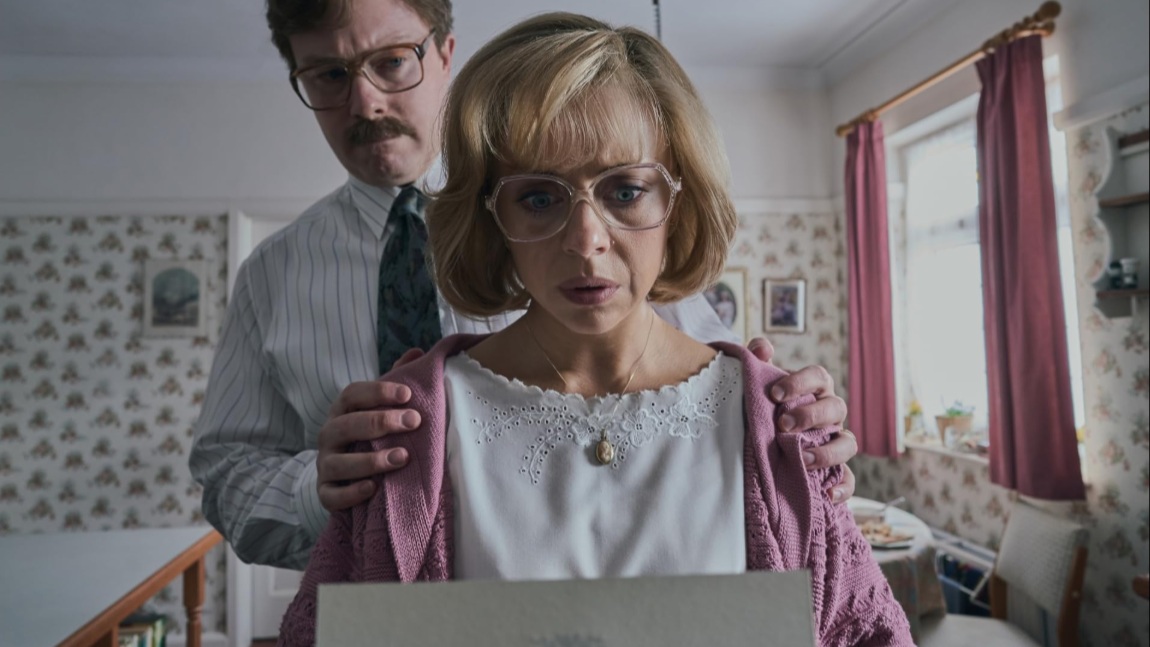 Tante Petunia und Onkel Vernon blicken ängstlich und verwirrt auf einen Brief