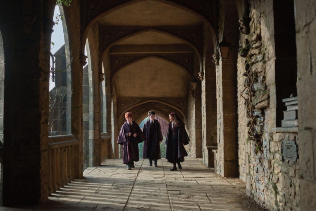 Harry, Ron und Hermine gehen durch einen Gang in Hogwarts