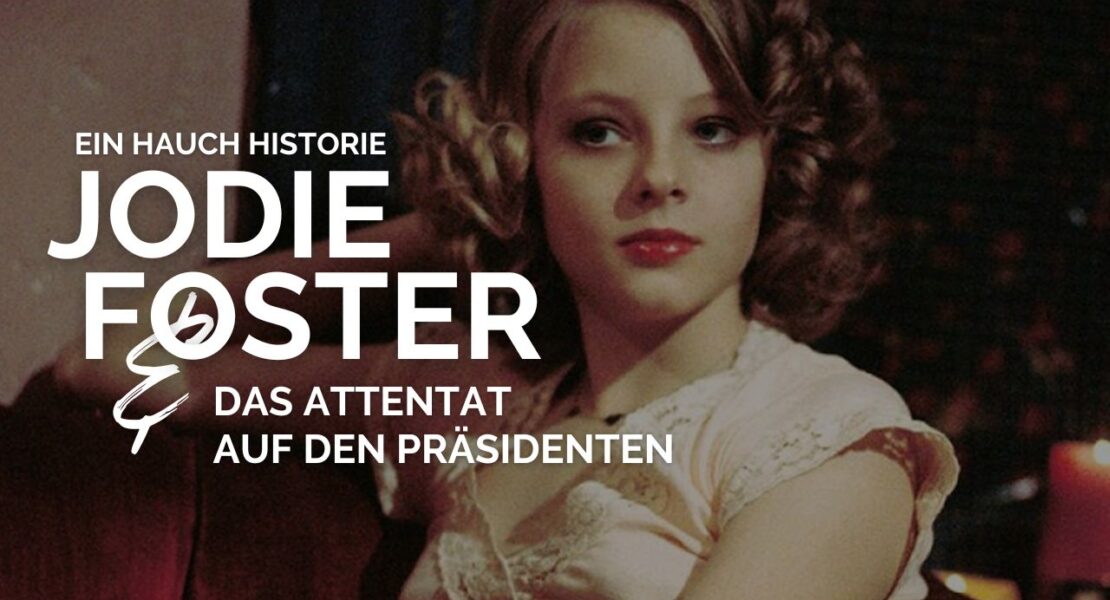 Jodie Foster als Iris in ‚Taxi Driver‘ sitzt geschminkt und nachdenklich in einem dunklen Raum; im Hintergrund brennt eine rote Kerze und der Bildtext verweist auf das Attentat auf den Präsidenten – dokumentarisch anmutende Filmszene.