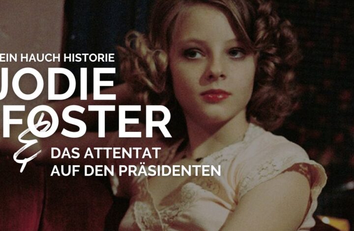 Jodie Foster als Iris in ‚Taxi Driver‘ sitzt geschminkt und nachdenklich in einem dunklen Raum; im Hintergrund brennt eine rote Kerze und der Bildtext verweist auf das Attentat auf den Präsidenten – dokumentarisch anmutende Filmszene.