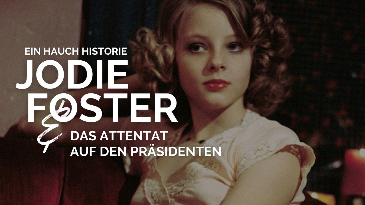 Jodie Foster als Iris in ‚Taxi Driver‘ sitzt geschminkt und nachdenklich in einem dunklen Raum; im Hintergrund brennt eine rote Kerze und der Bildtext verweist auf das Attentat auf den Präsidenten – dokumentarisch anmutende Filmszene.