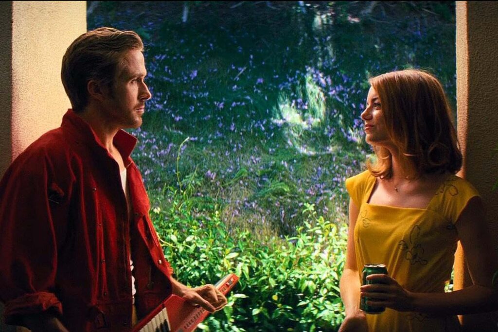 Ryan Gosling und Emma Stone in La La Land, farbintensive Szene im Torbogen mit Keytar und gelbem Kleid; romantische Musical‑Atmosphäre. | Themenübersicht November 2026 – Die 5 BESTEN am DONNERSTAG