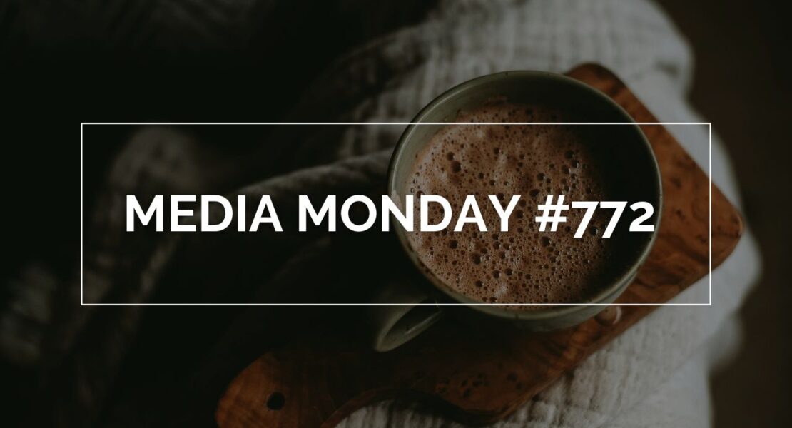 Nahaufnahme einer Tasse mit cremigem Heißgetränk auf Holzoberfläche, im Hintergrund weiche Stofftextur; darüber ein weißer Rahmen mit dem Schriftzug ‚Media Monday #772‘ – stimmungsvolles, gemütliches Social‑Media‑Grafikmotiv.