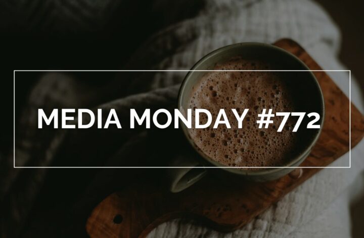 Nahaufnahme einer Tasse mit cremigem Heißgetränk auf Holzoberfläche, im Hintergrund weiche Stofftextur; darüber ein weißer Rahmen mit dem Schriftzug ‚Media Monday #772‘ – stimmungsvolles, gemütliches Social‑Media‑Grafikmotiv.