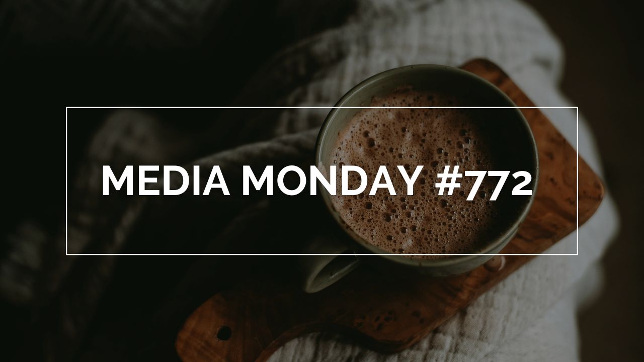 Nahaufnahme einer Tasse mit cremigem Heißgetränk auf Holzoberfläche, im Hintergrund weiche Stofftextur; darüber ein weißer Rahmen mit dem Schriftzug ‚Media Monday #772‘ – stimmungsvolles, gemütliches Social‑Media‑Grafikmotiv.