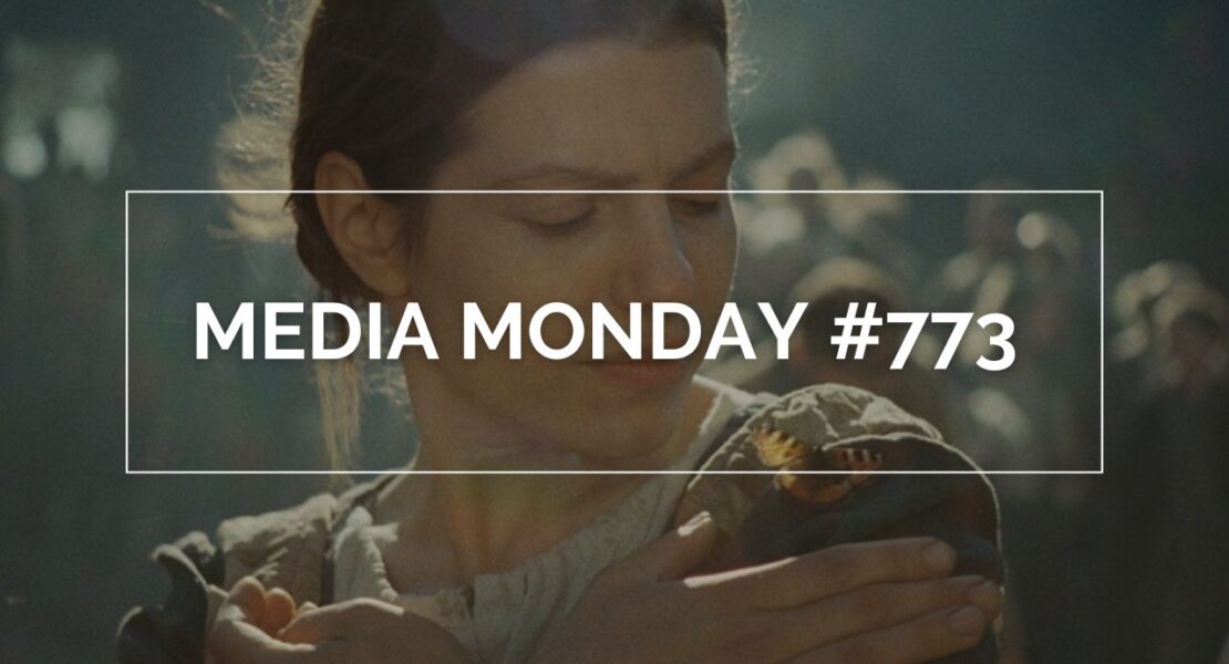 Szene aus ‚Des Teufels Bad‘: Person in historischer Kleidung betrachtet einen Schmetterling auf dem Arm, unscharfe Figuren im Hintergrund; darüber der Schriftzug ‚Media Monday #773‘.
