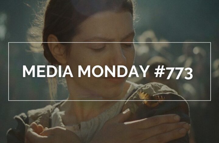 Szene aus ‚Des Teufels Bad‘: Person in historischer Kleidung betrachtet einen Schmetterling auf dem Arm, unscharfe Figuren im Hintergrund; darüber der Schriftzug ‚Media Monday #773‘.