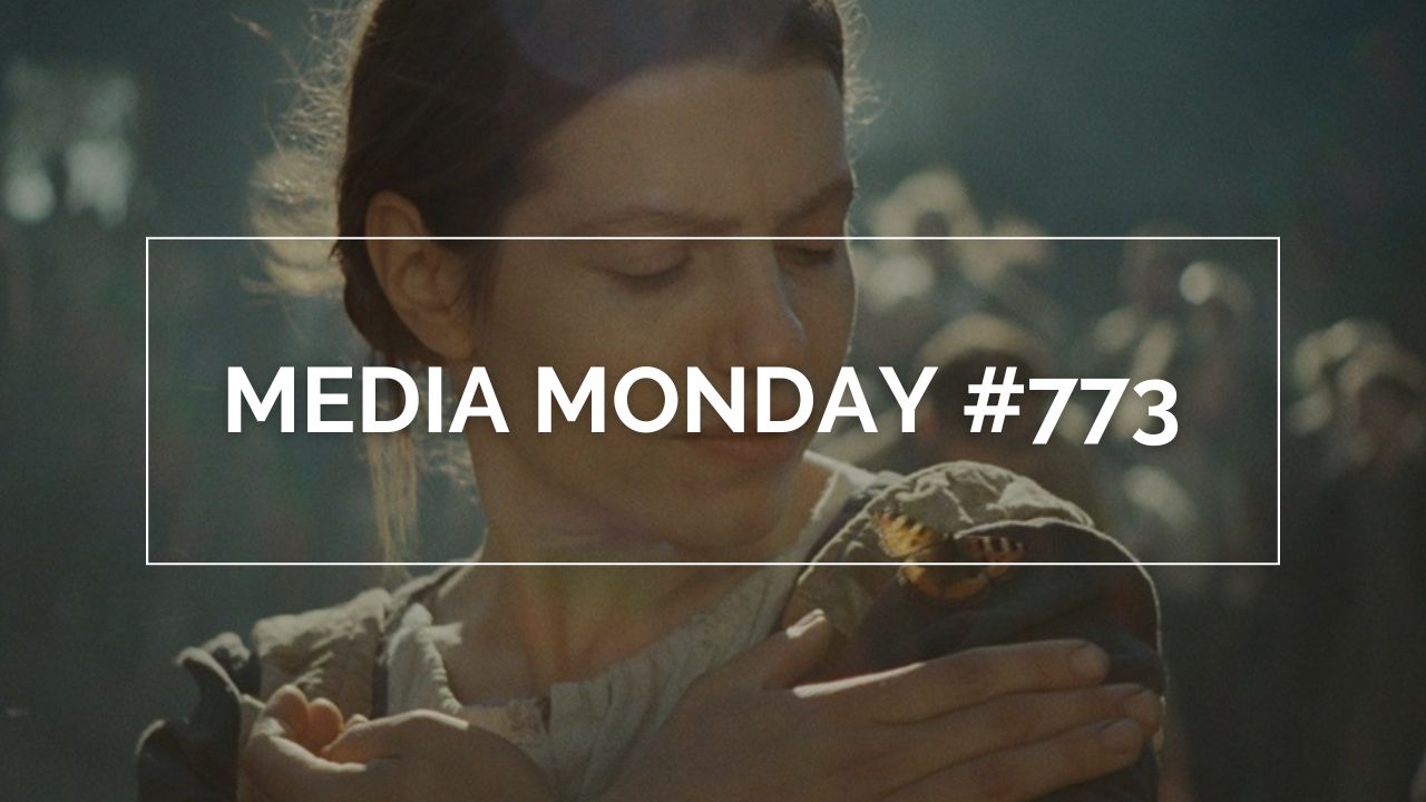 Szene aus ‚Des Teufels Bad‘: Person in historischer Kleidung betrachtet einen Schmetterling auf dem Arm, unscharfe Figuren im Hintergrund; darüber der Schriftzug ‚Media Monday #773‘.