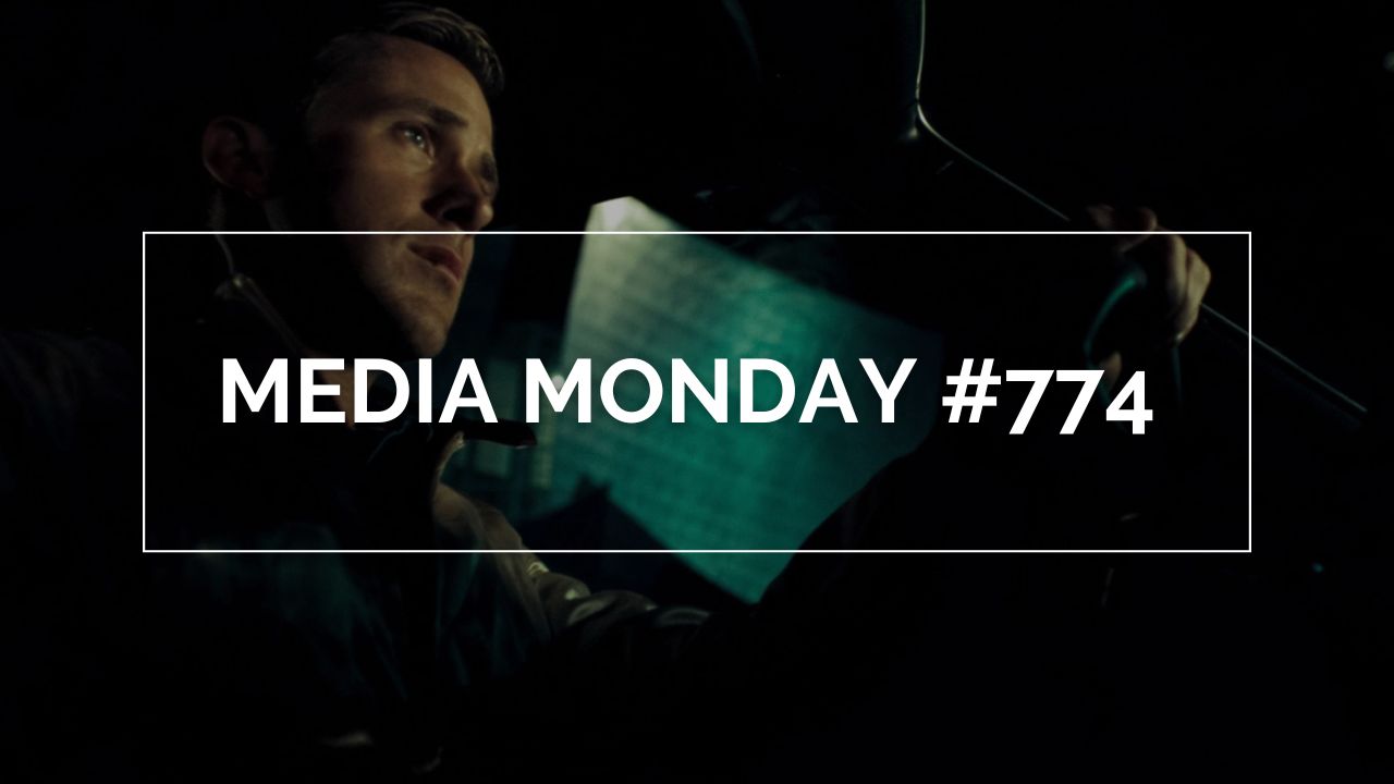 Ryan Gosling in Drive, nachts am Steuer, umgeben von dunkler Szenerie und kühlem Neonlicht; grafischer Rahmen mit ‚Media Monday #774‘.